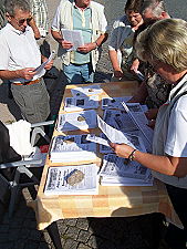 Stand mit Zeitung 'Widerspruch'